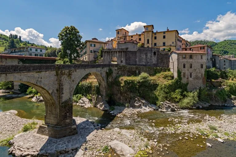 Vue sur le pont Alte Brücke et la ville haute de Castelnuovo di Garfagnana dans la Toscane en Italie