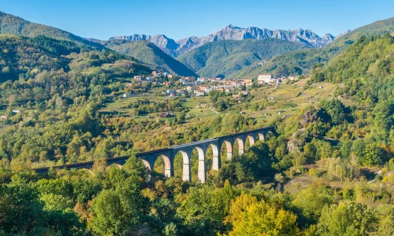 Paisaje idílico con el pueblo de Poggio y los Alpes Apuanos al fondo. Provincia de Lucca, Toscana, Italia central.