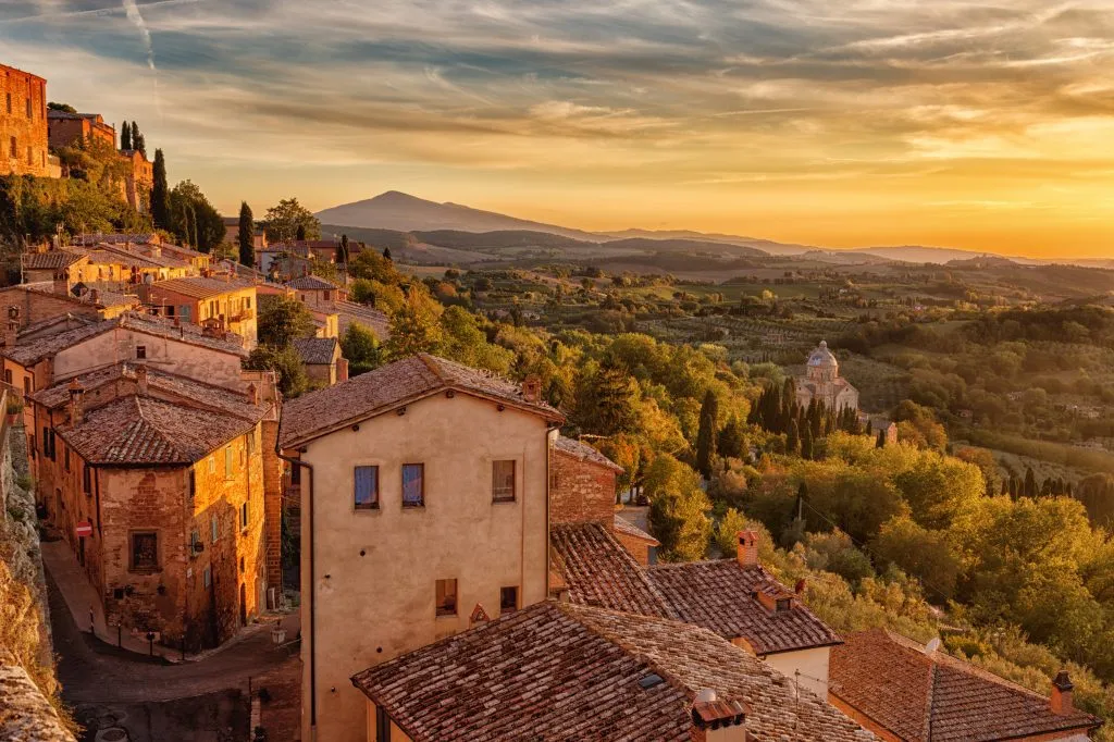 Toscane, uitzicht vanaf de muren van Montepulciano bij zonsondergang, Italië