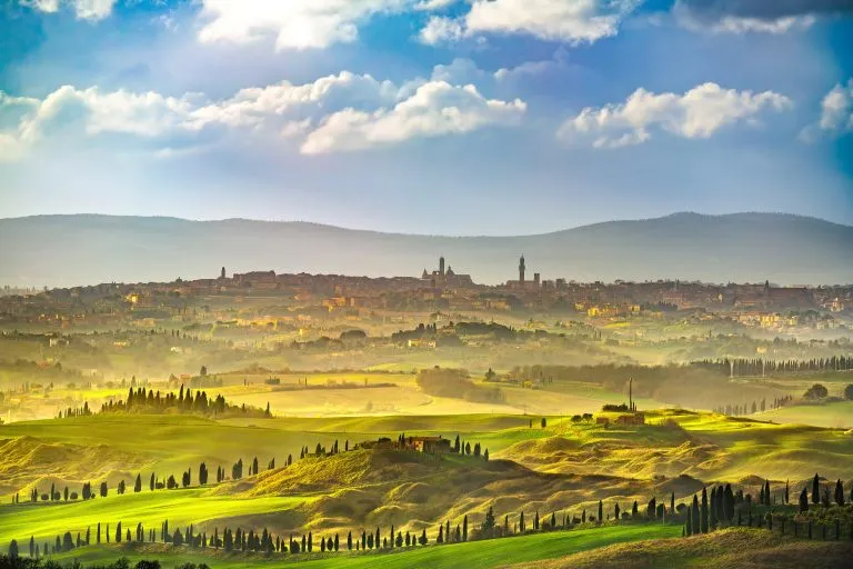 Horizonte de la ciudad de Siena, campo y colinas onduladas. Toscana, Italia