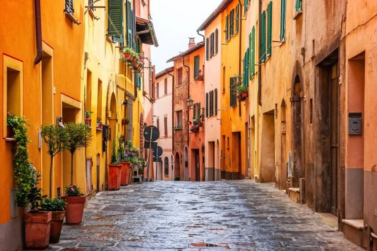Precioso callejón en la Toscana, casco antiguo de Montepulciano, Italia