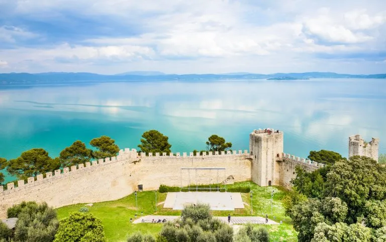 Vista panorámica del lago Trasimeno, fortaleza de Castiglione del lago, Umbría, Italia